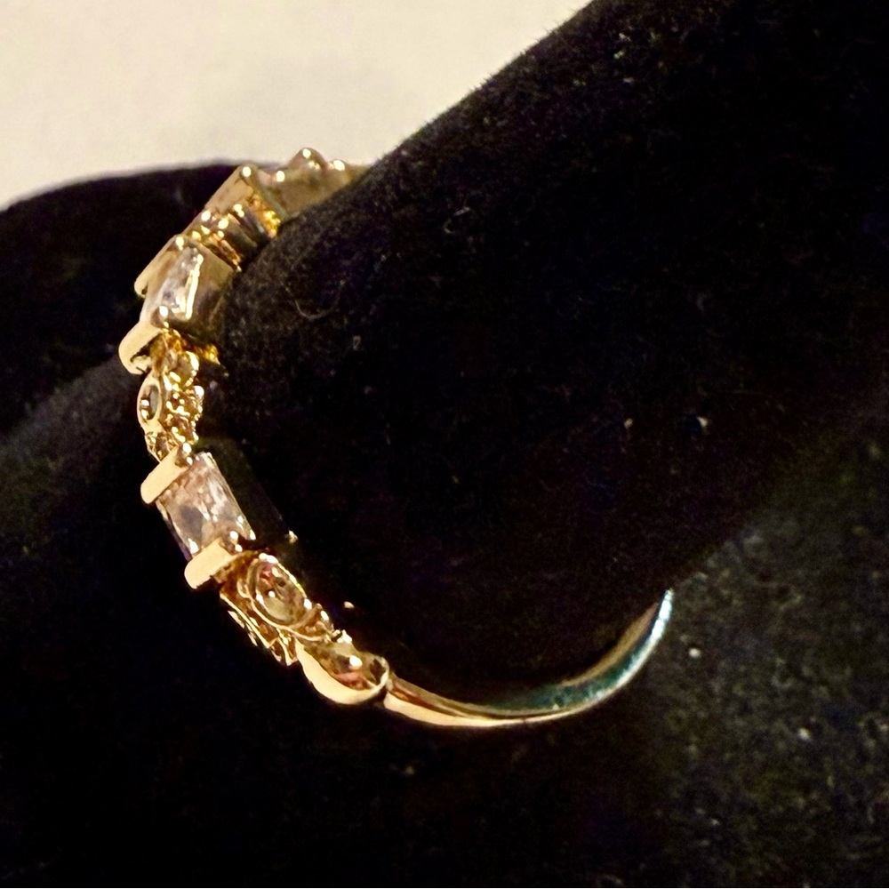Ring - size 8-8.25 - gold tone w/ clear crystals - tiny daisies - New! - Picture 6 of 10